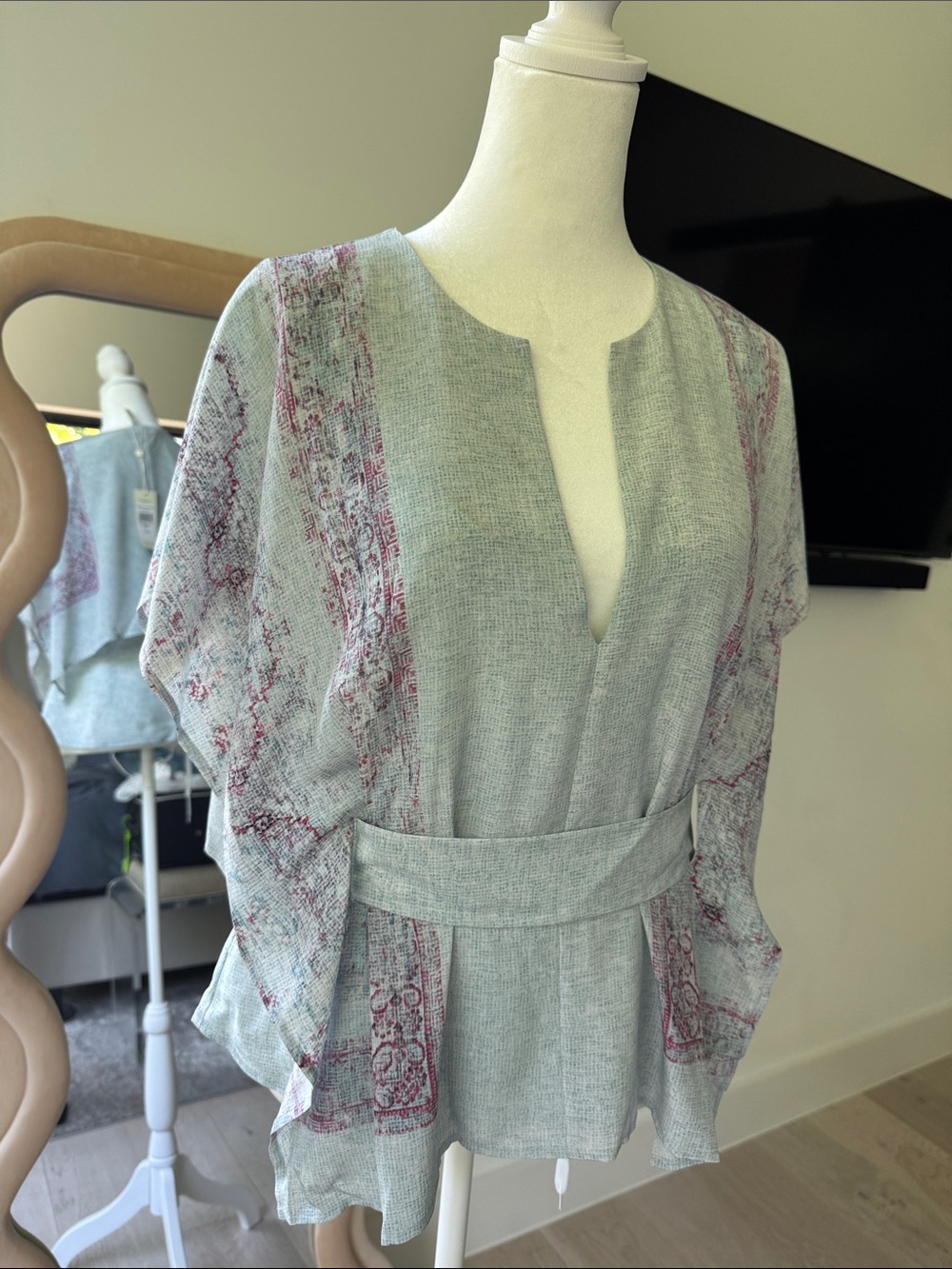 NWT- BCBG Runway Limited Edition Light Gray Floral-Print Women's Top